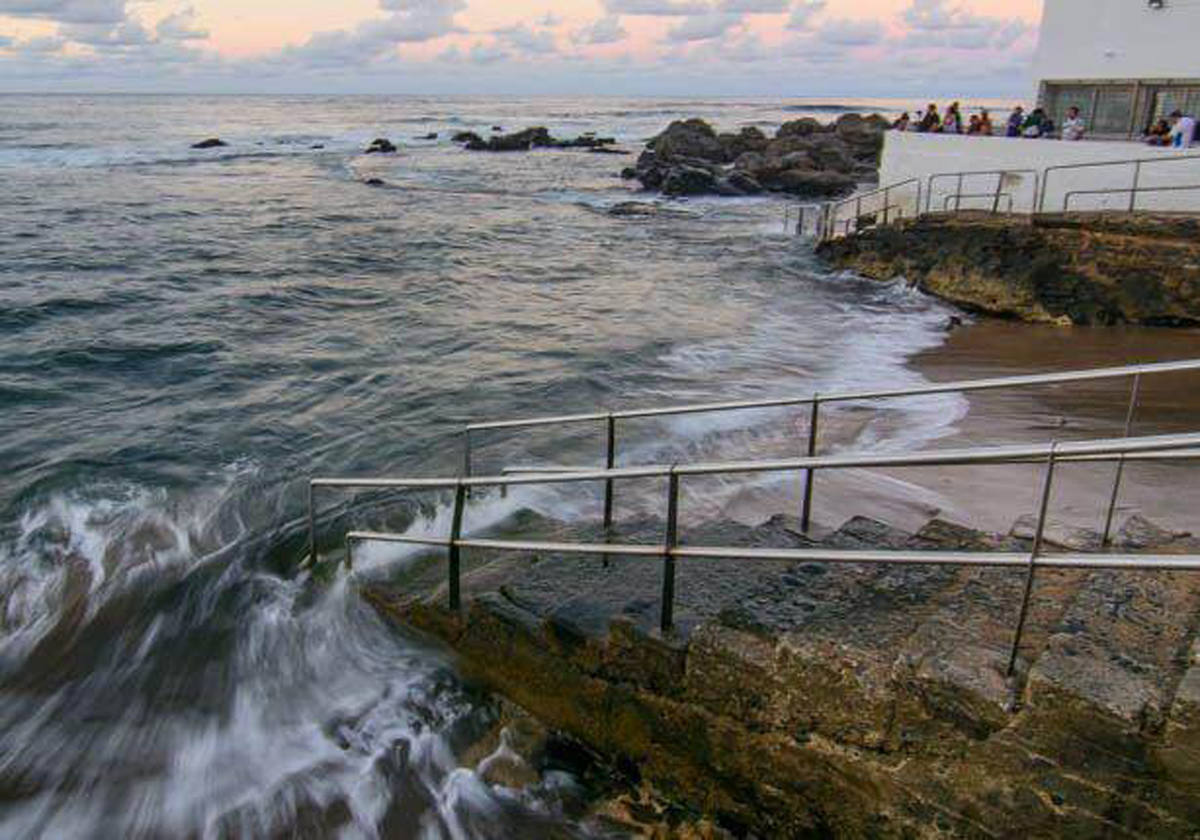 Piscina natural ideal en el norte de Gran Canaria: El norte de Gran Canaria está salpicado de numerosos charcos, pero, si se pasa por el de San Lorenzo, en Moya, seguro que se para. Dos amplias piscinas naturales de grandes dimensiones habilitadas por el hombre le regalarán el placer oceánico sin riesgos de oleaje. Además, sus servicios, los restaurantes y su cercanía a la autopista convierten la parada casi en obligada si, además, se atiende a que se dispone de zona con arena, algo no muy habitual en esta comarca.