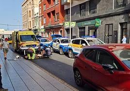 El motorista tuvo que ser atendido por los servicios médicos en el mismo asfalto.