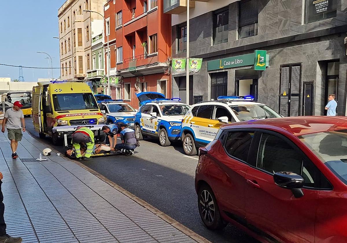 El motorista tuvo que ser atendido por los servicios médicos en el mismo asfalto.