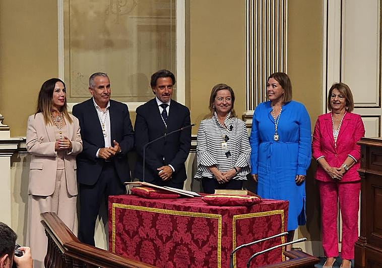 La nueva mesa del Parlamento de Canarias.