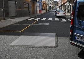Detalle de una plancha en un calle de Guanarteme.