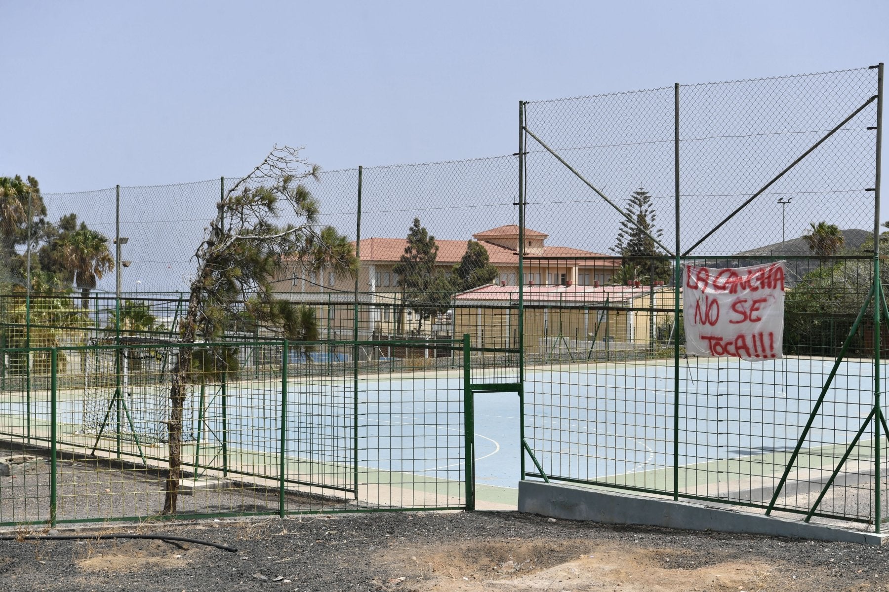 Los vecinos han colocado una pancarta en la cancha con un mensaje claro: 'No se toca'.