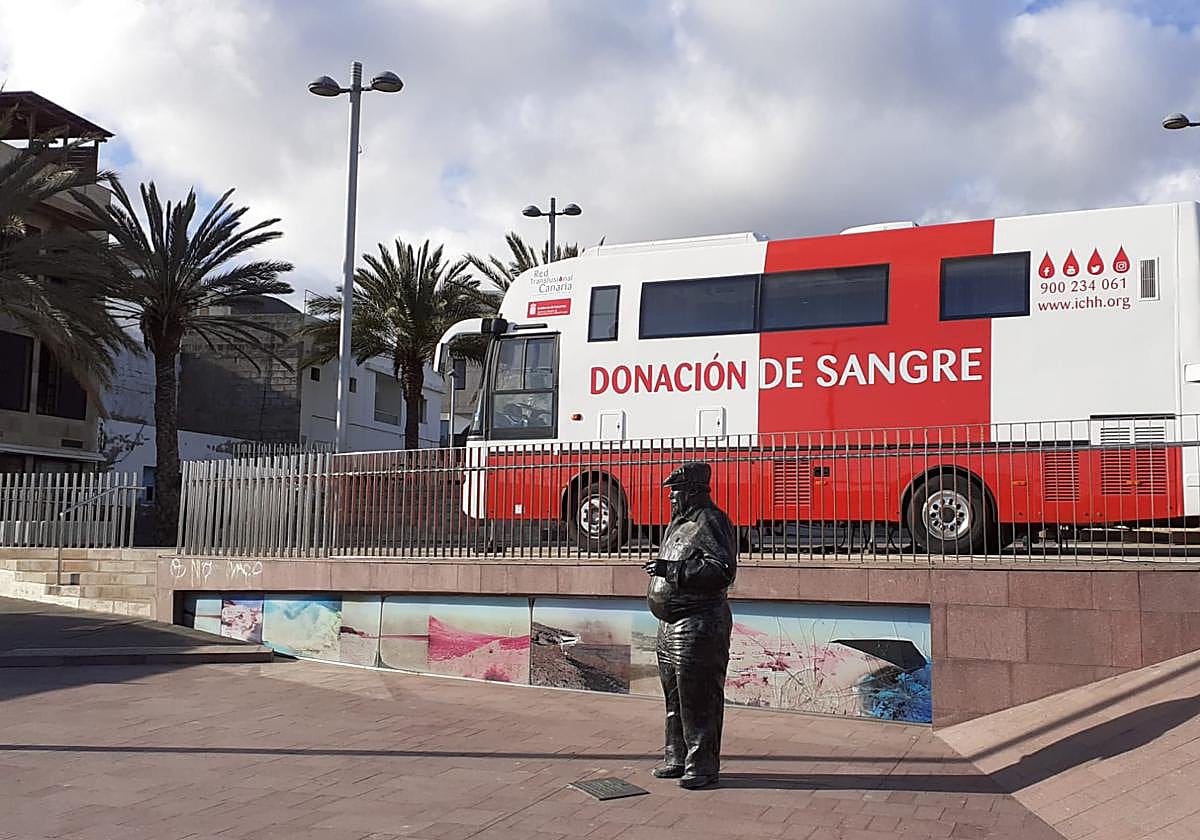 La unidad móvil del ICHH, en la plaza de los Pescadores, en Morro Jable, en el municipio de Pájara.