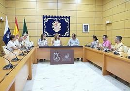 La presidenta Lola García y el vicepresidente Blas Acosta, en el primer consejo de gobierno de esta legislatura.