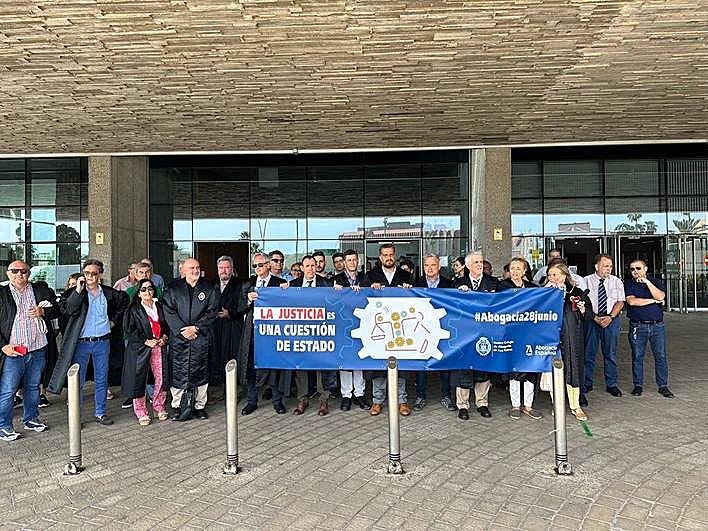 Los abogados se concentraron en la Ciudad de la Justicia.