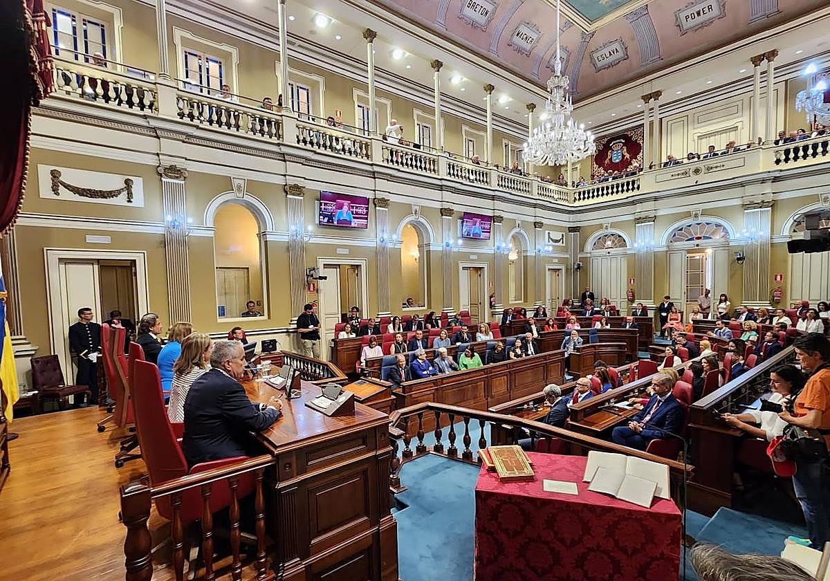 Imagen principal - La mitad de los parlamentarios se estrenaron en la institución.