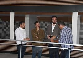 Peña (centro), junto a los ediles Héctor Suárez (a su dcha.) y a Sergio Ramos e Iván Sánchez (a su izq.).