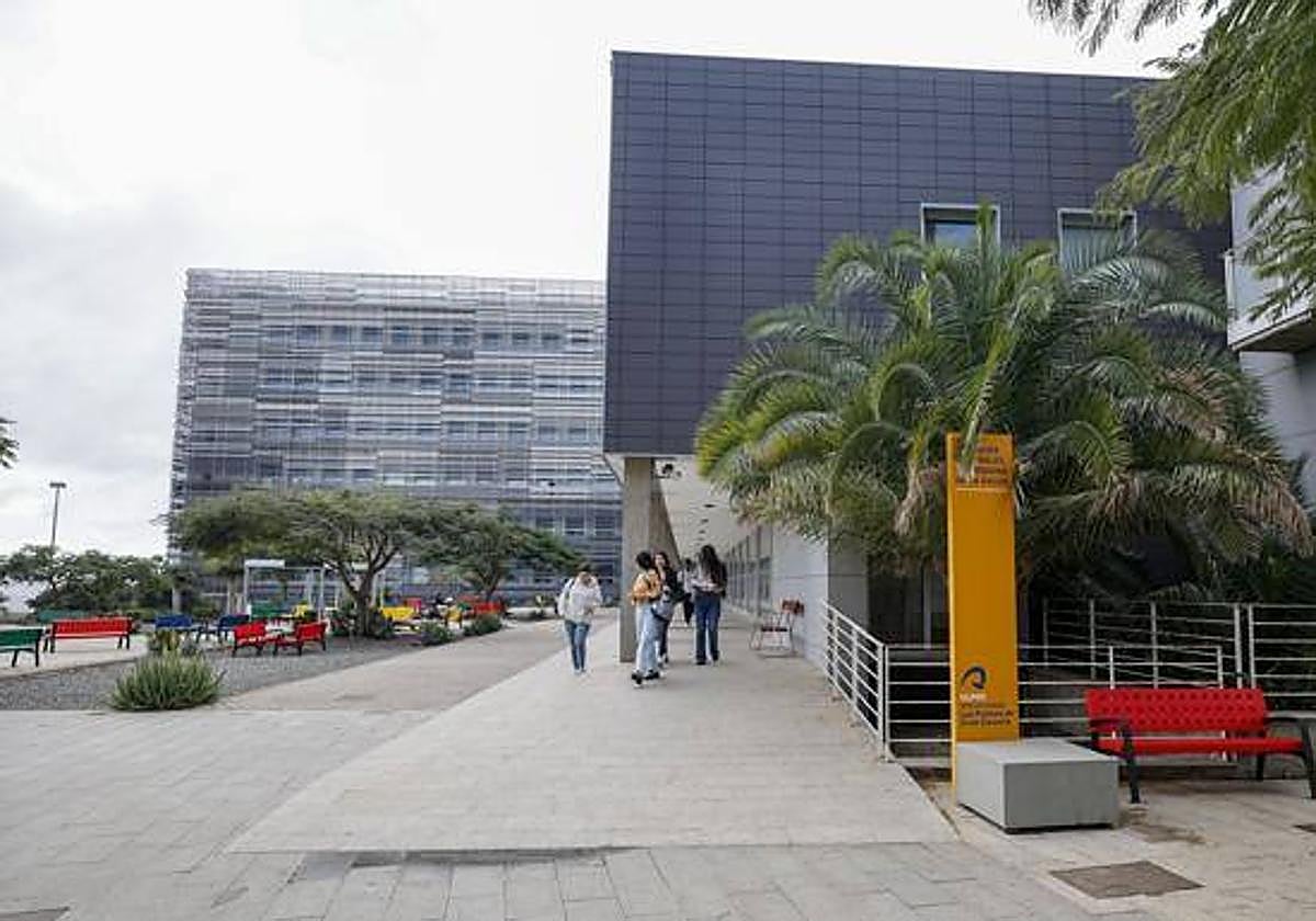 Patio exterior de la Facultad de Ciencias de la Salud de la ULPGC, en el campus de San Cristóbal.