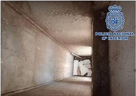 Hueco del ascensor por donde el hombre de 60 años fue arrojado.