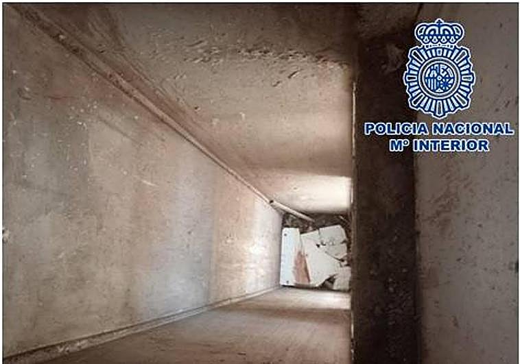 Hueco del ascensor por donde el hombre de 60 años fue arrojado.