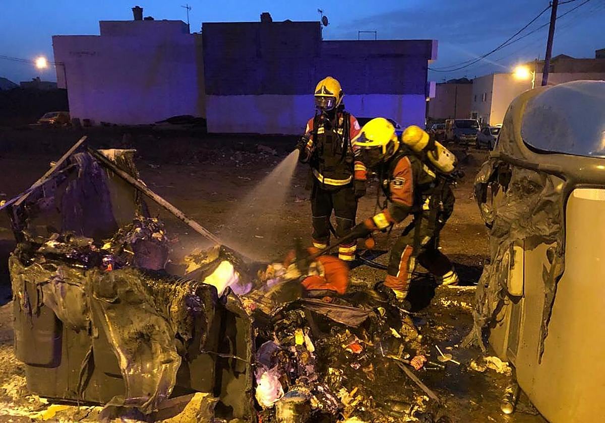 Bomberos sofocando un fuego.