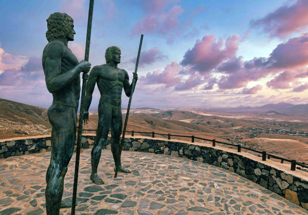 Los últimos reyes mahos.- Las crónicas de la conquista de Fuerteventura, que tuvo lugar a principios del siglo XV, recogieron sucesos, entre leyenda y realidad, atribuidos a los últimos monarcas aborígenes: Ayoze, Rey de Jandía, y Guise, Rey de Maxorata. Se dice de ellos que eran capaces de matar a un perro rabioso con una mano, sin dejar de beber con la otra, o amasar sin inmutarse una pella de gofio con queso curado, duro como una piedra. En 1405, ante la superioridad militar invasora, ambos aceptaron a Jean de Béthencourt (nombre que da origen a Betancuria) como su rey, y ser bautizados como Luis y Alfonso.