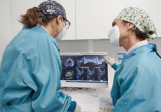 Los implantes dentales hay que cuidarlos como si fueran nuestros dientes naturales.