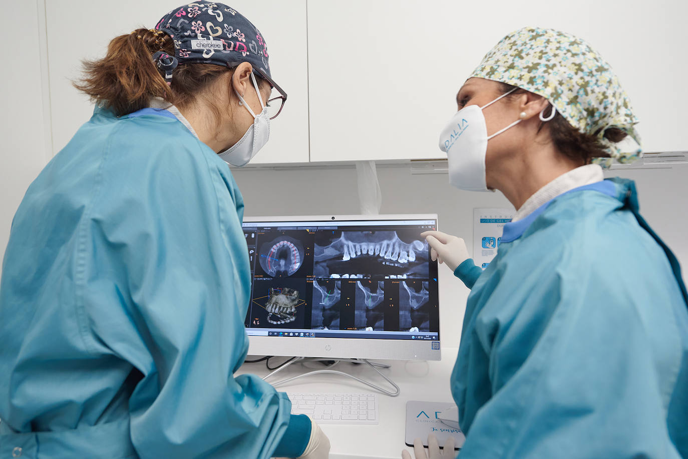 Los implantes dentales hay que cuidarlos como si fueran nuestros dientes naturales.