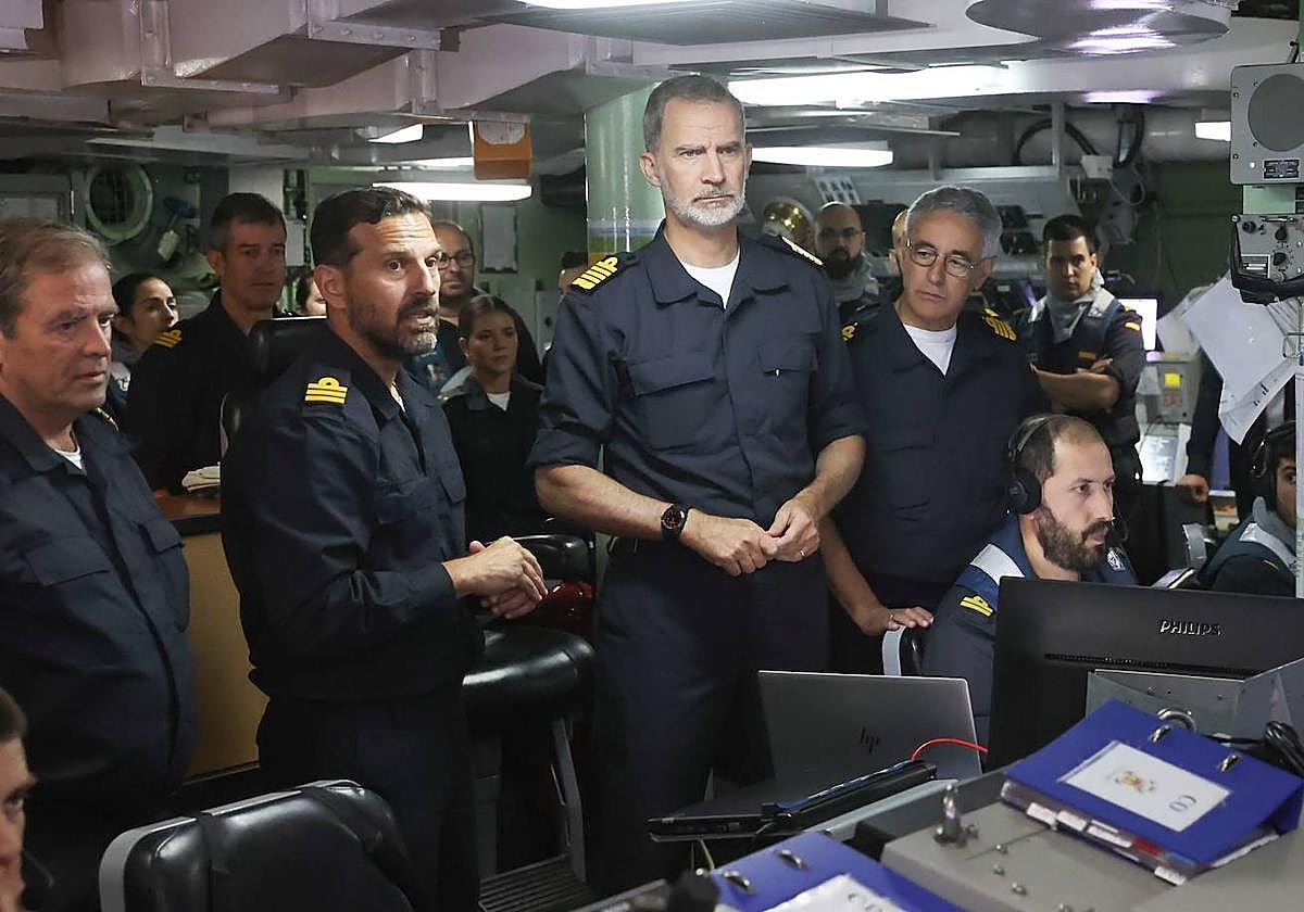 El Rey Felipe , junto con miembros de la Armada española al sur de Canarias.