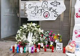 Flores en memoria de la menor que se mató en febrero al tirarse del balcón de su casa en Sallent (Barcelona).