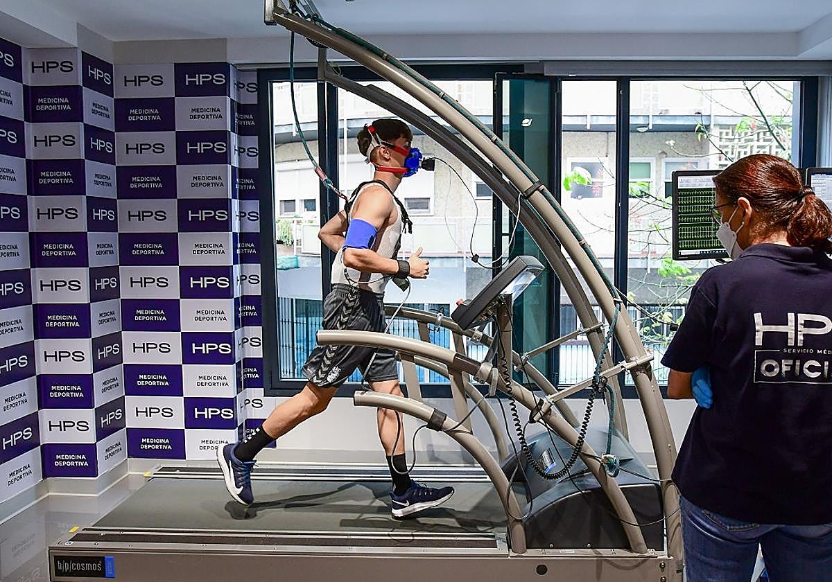 Iván Medina, del Juvenil División de Honor amarillo, pasa reconocimiento en el Perpetuo.