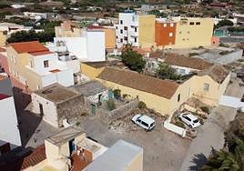 Vista del conjunto adquirido, con la vegetación en medio del recinto.