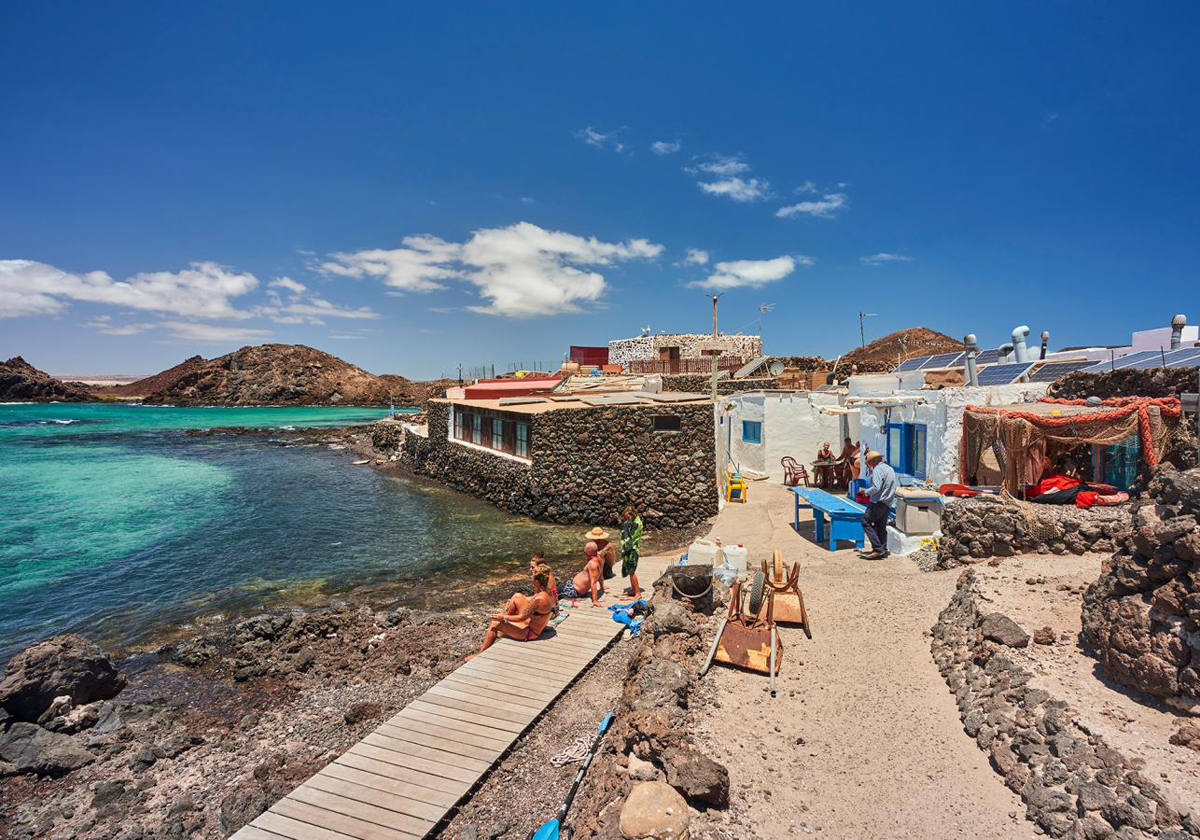 Baños en un islote con excelentes vistas del norte de Fuerteventura.- Este tesoro de mar y tierra se ha convertido en una de las visitas más atractivas de Fuerteventura. Las transparentes aguas de las piscinas, el contraste del fondo volcánico, los pequeños pesqueros y las amplias dimensiones de esta zona de baño hacen que solo den ganas de zambullirse y quedarse mucho tiempo. El resto del islote, catalogado Reserva Natural, con una atractiva playa, paseos y vistas espectaculares de Lanzarote y Fuerteventura, convierte la visita en inexcusable.