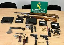 Armas intervenidas por la Guardia Civil.