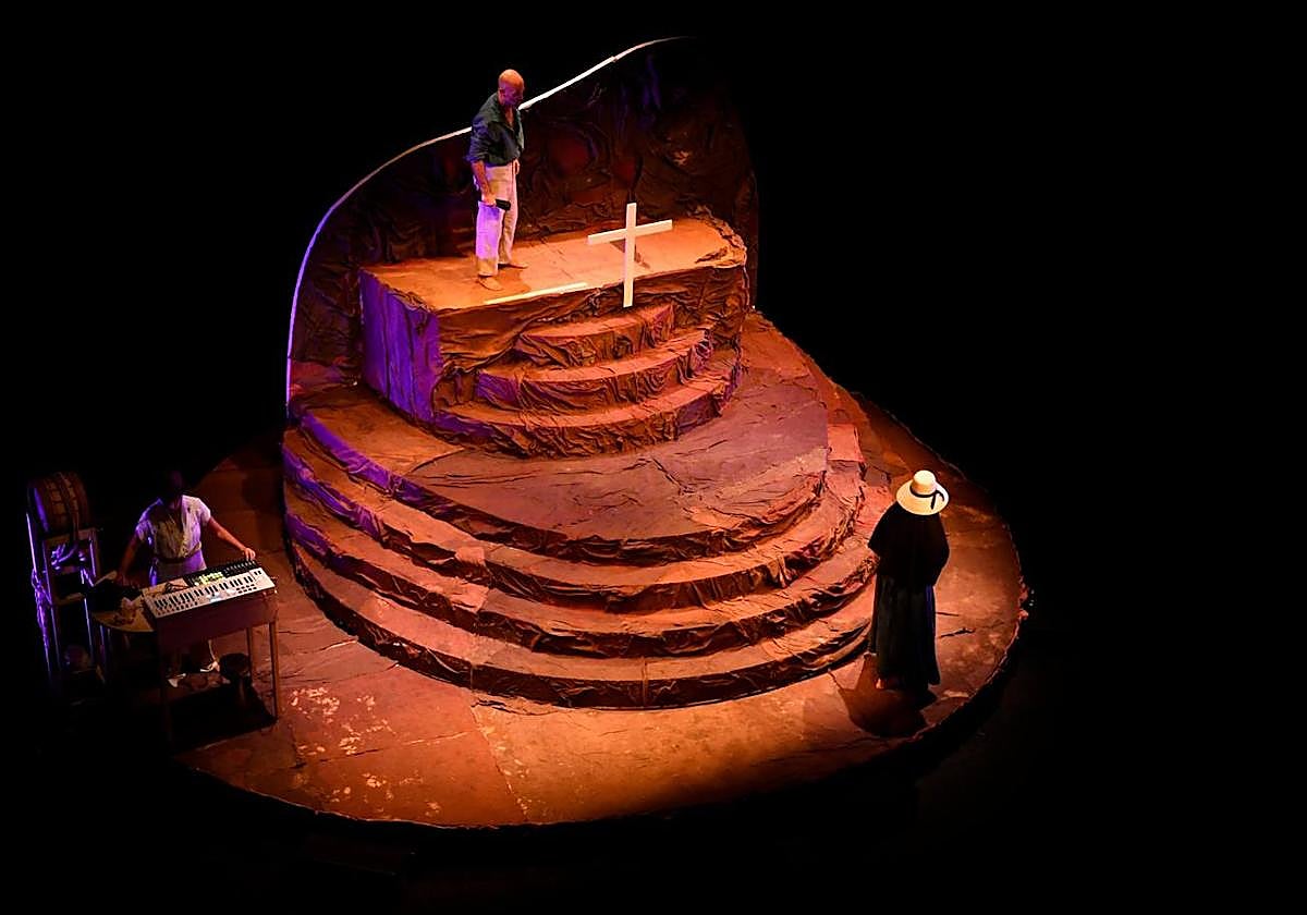 Distintos momentos del estreno, anoche, en el Teatro Pérez Galdós de la capital grancanaria.