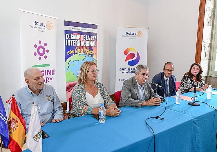 Imagen principal - Los rotarios reúnen en Maspalomas a 30 jóvenes de diez países por la paz