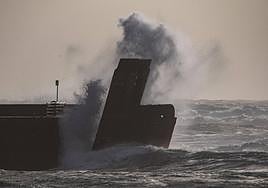 Imagen de archivo de un episodio de oleaje en Arinaga.