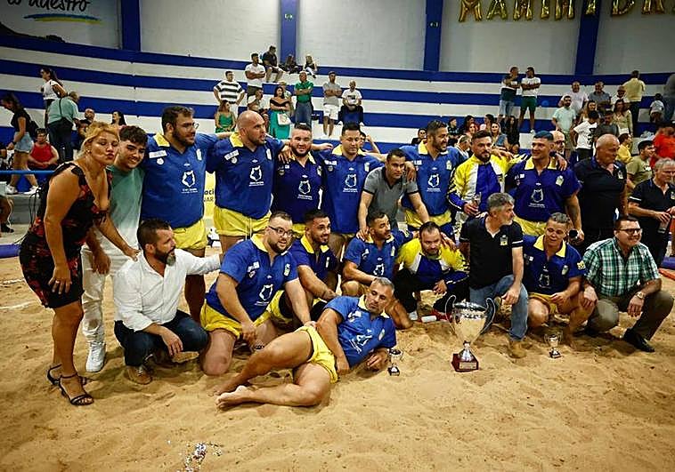 Los componentes del Maninidra, celebrando su conquista en Vecindario.