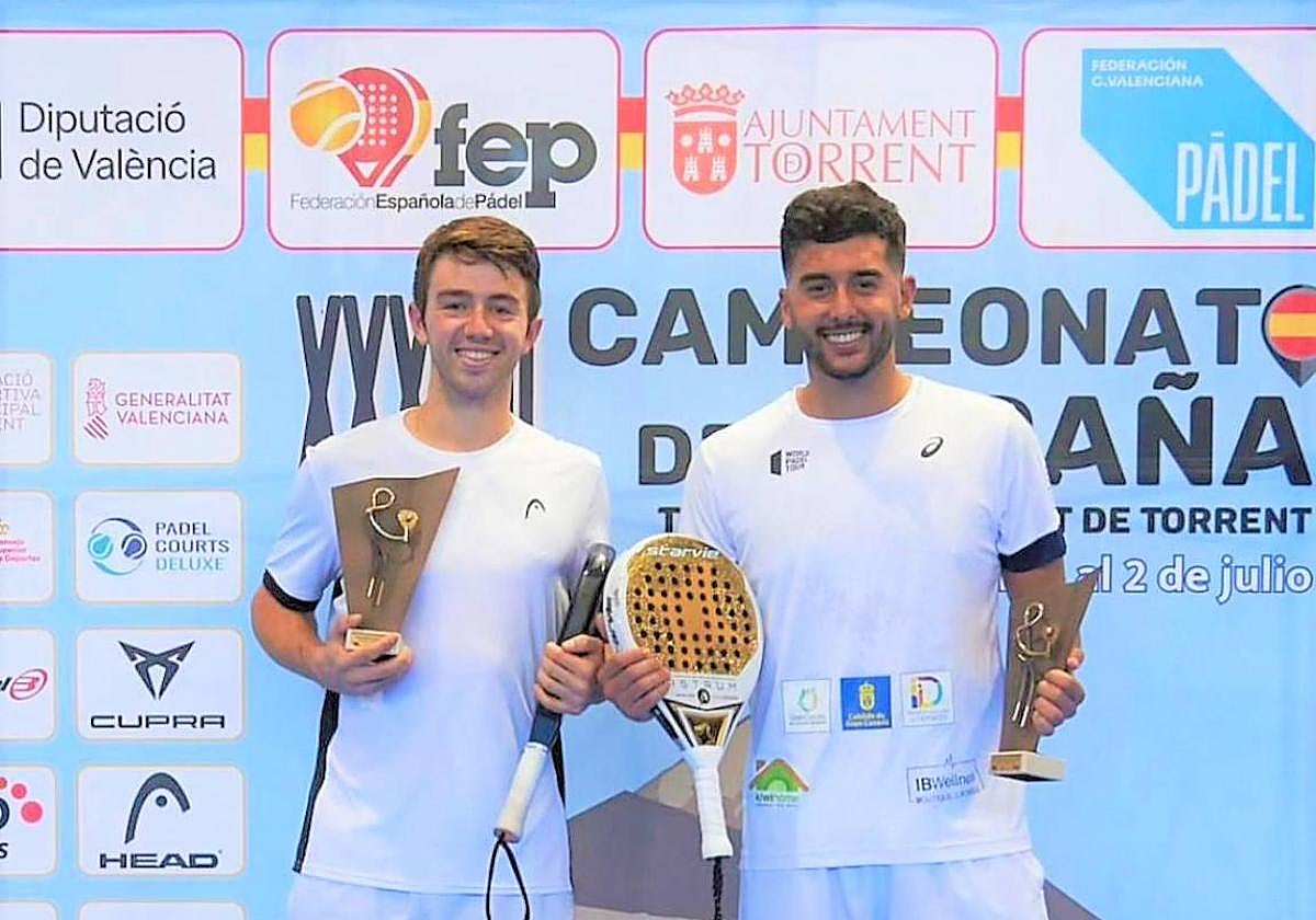 Íñigo Jofre y Diego Gil, con sus credenciales de subcampeones de España.