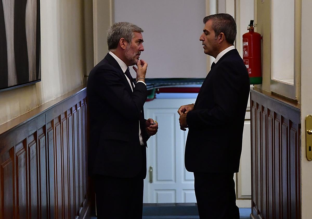 Fernando Clavijo (i) y Manuel Domínguez, durante el pleno de constitución del Parlamento.