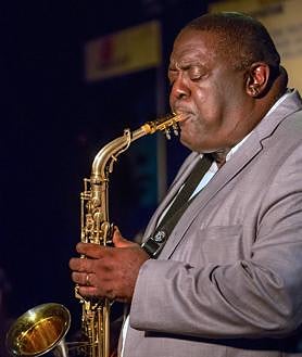 Imagen secundaria 2 - Imágenes de 'La isla del aire', 'El tiempo entre costuras' y el saxofonista Jesse Davis.