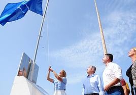 Momento en el que Yilenia Vega iza la bandera en presencia de Pérez, Marichal y Elena Álamo.