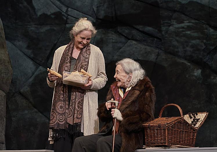 Imagen principal - Imágenes de 'La isla del aire', 'El tiempo entre costuras' y el saxofonista Jesse Davis.