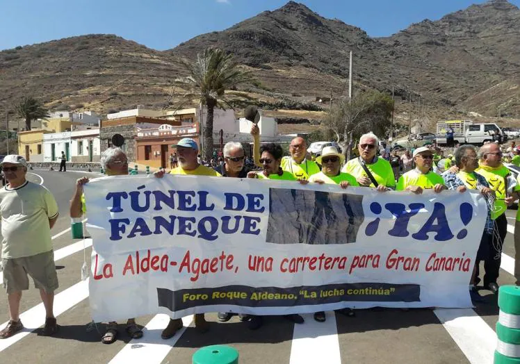 Protesta del Foro Roque Aldeano por el retraso en la apertura de los túneles de Faneque.