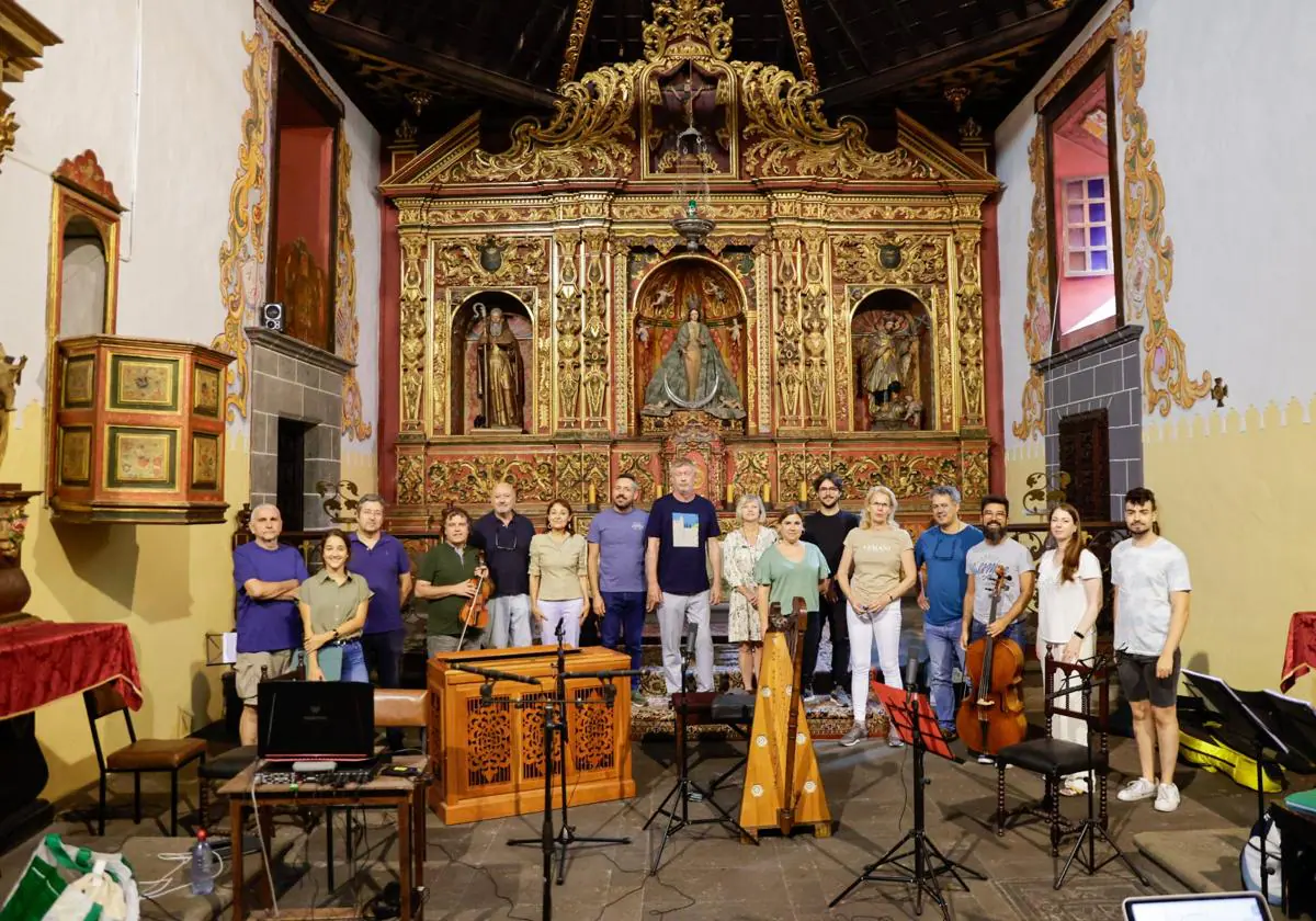Los participantes en la grabación, antes del inicio de la segunda y última sesión de este martes, en la ermita de San Antonio Abad, en Vegueta.