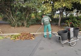 Foto de archivo de un trabajador en plena faena de limpieza en el parque de San Juan.