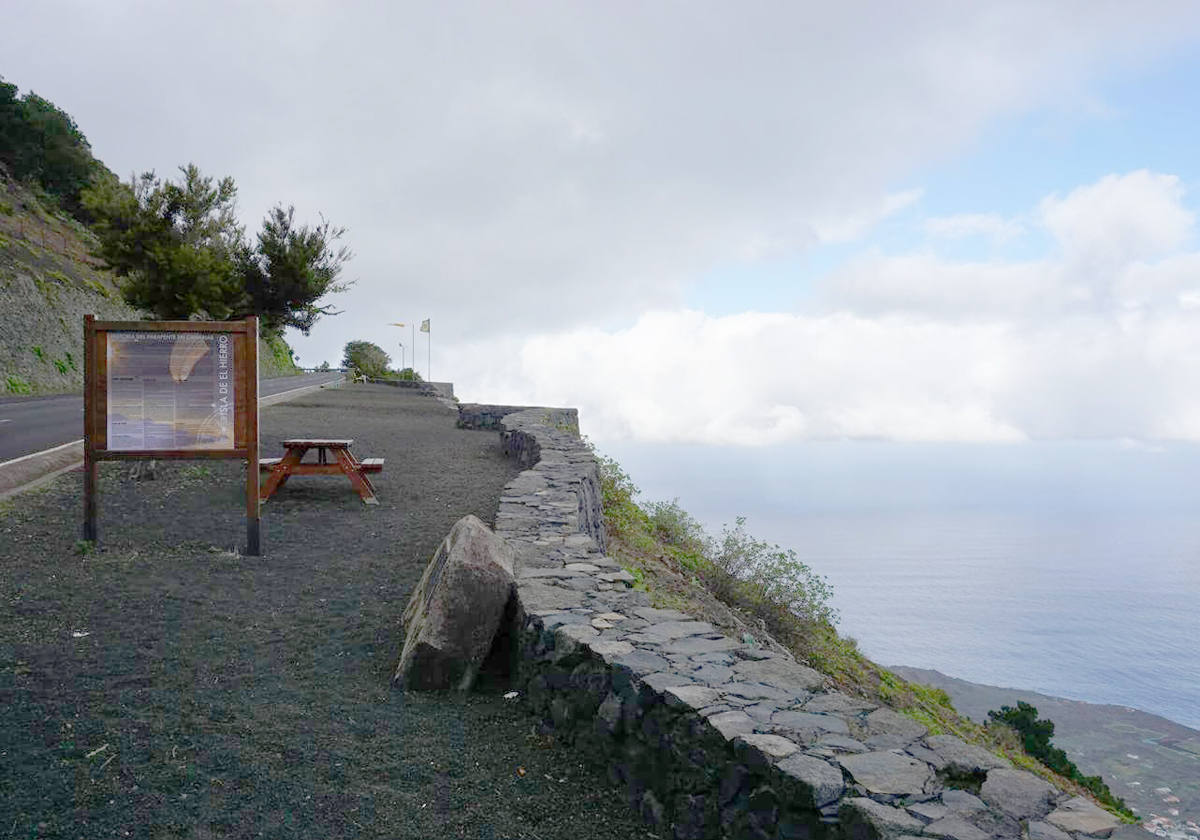 Mirador en el Parque Natural de la Corona .- Aquí encontrarás un mirador de orientación sur que te ofrece sugerentes vistas de Montaña Bermeja y de las laderas de Arafo. Ubicado en el Parque Natural de la Corona Forestal, dispones de un amplio aparcamiento donde estacionar sin agobios y te regala una bella panorámica del pinar del sur.