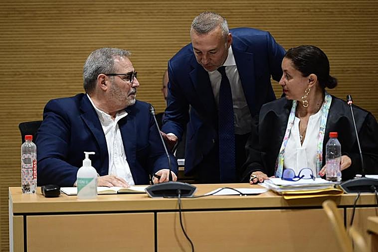 Héctor de Armas (i) y Miguel Ángel Ramírez (c) en la primera sesión del juicio.