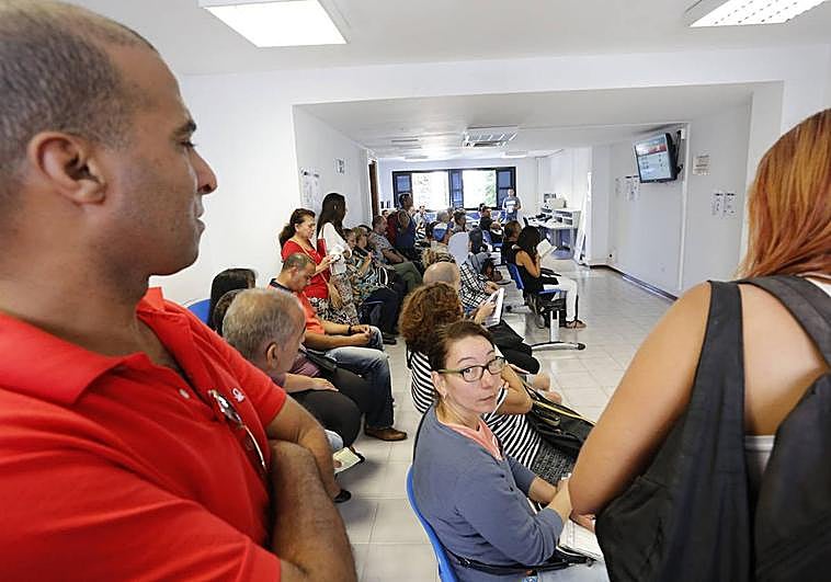 Imagen de archivo del interior una oficina de empleo de Arrecife, Lanzarote.