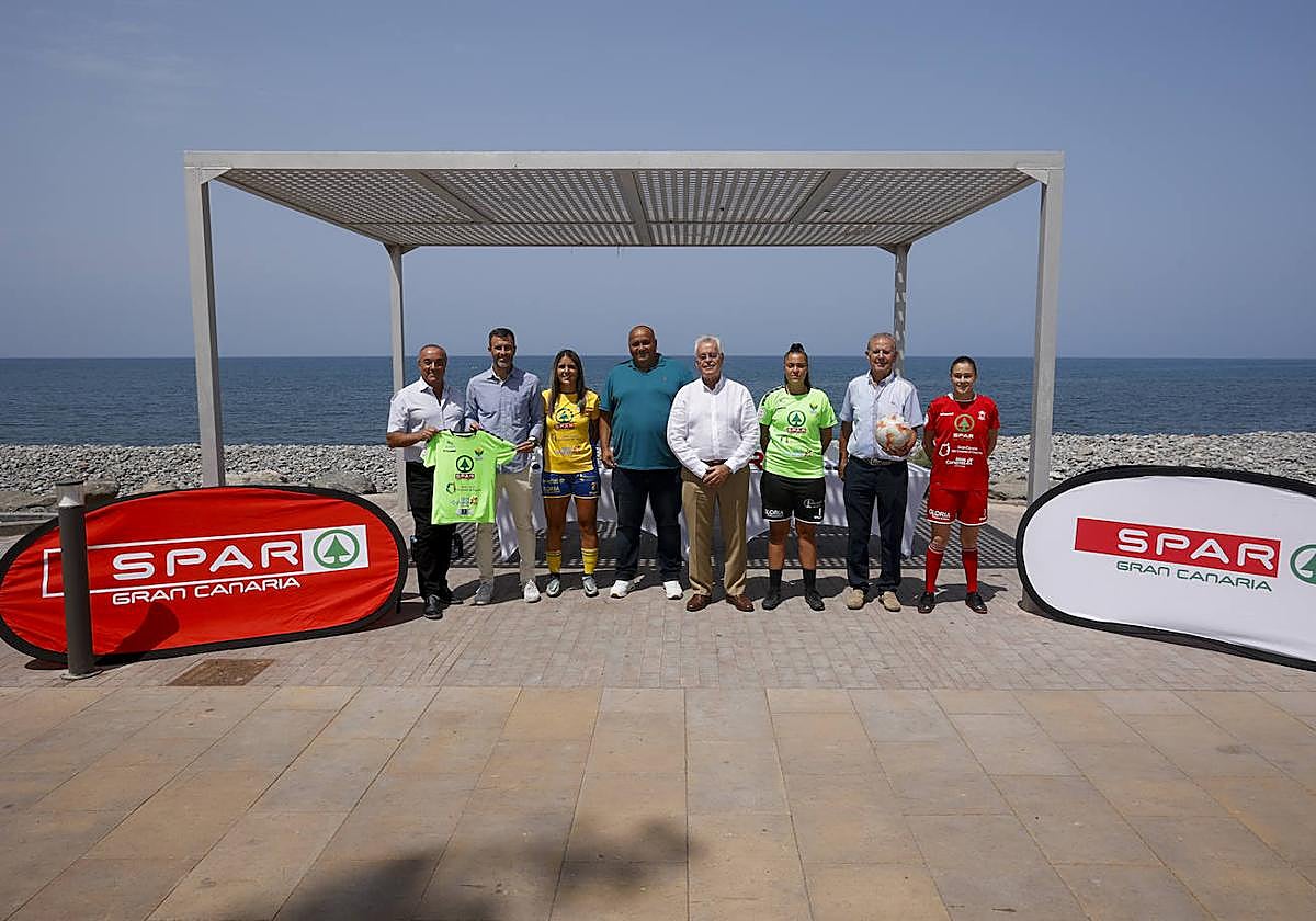 Los asistentes a la renovación del patrocinio tras la firma del mismo.