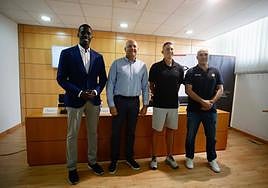 Carroll, con Sitapha Savané, Ismel Alemán y Juanmi Morales, este martes en la presentación del campus del Granca.