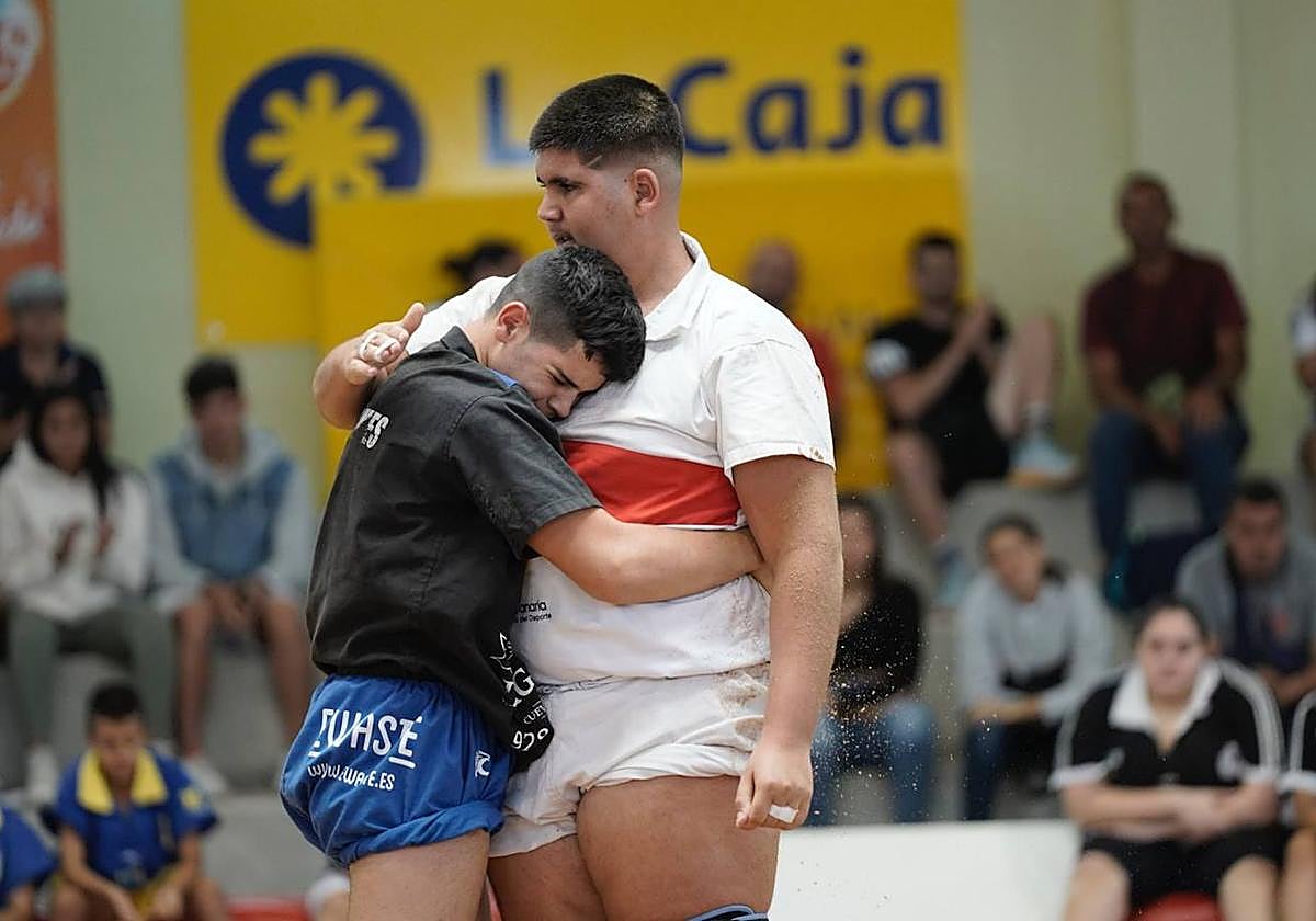Abrazo deportivo tras la final infantil masculina entre Víctor Trujillo y Aridane Martel.