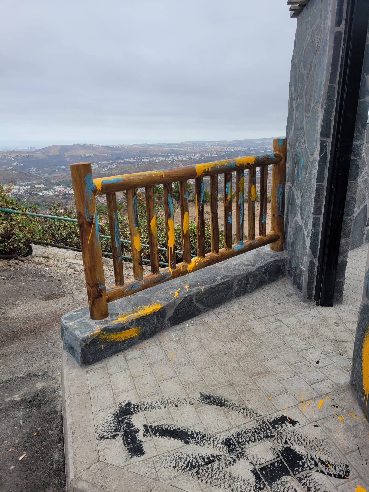 Imagen principal - Vandalismo en la renovada Montaña de Arucas