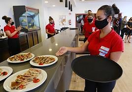 Alumna en prácticas de un plan de empleo de hostelería.