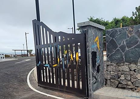 Imagen secundaria 1 - Vandalismo en la renovada Montaña de Arucas