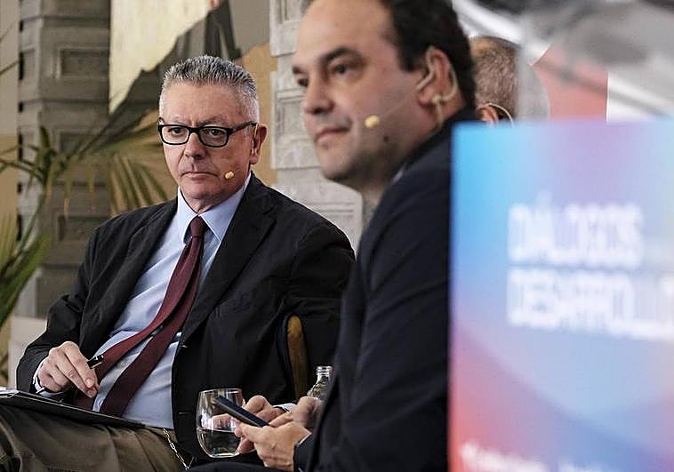 El exministro de Justicia Alberto Ruiz Gallardón (i) y el economista José Carlos Díez (d).