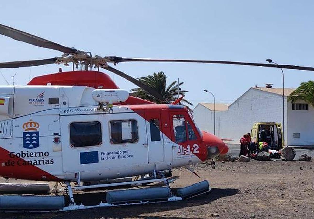 Rescatan en helicóptero a un menor en Hermigua con un problema de salud