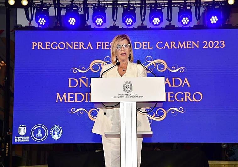 Medina repasó su relación con la fiestas y el barrio delante de la parroquia del Carmen, en la calle Benartemi.