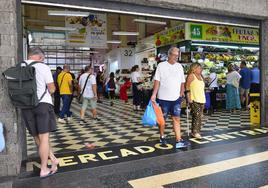 Entrada principal del Mercado Central en la calle Galicia.