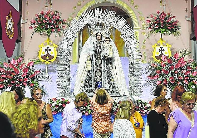 La Virgen del Carmen bajó ayer de su camarín.